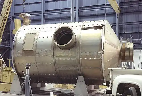 Structure du module MDA : on distingue les deux ports d'aménagement axial et latéral.