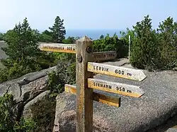 Panneaux au niveau du sommet plat de l'île.