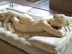 Hermaphrodite endormi, copie romaine / original grec du IIe&nbsp;siècle AEC. En 1619 restauration: D. Larique, oreiller et matelas: Bernin. Louvre