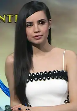 Sofia Carson interprète Evie.