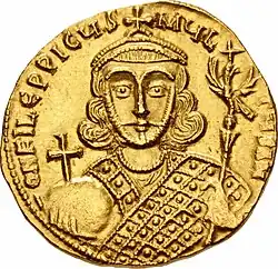 Photographie de la face d'une pièce en or faisant figurer un empereur.