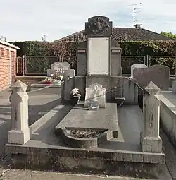 Tombe de Pierre Antoine Mercier au cimetière de Villers-Campeau.