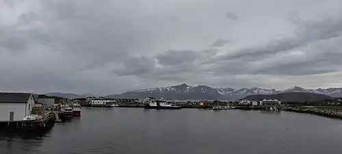 Vue du port de Sommarøy. Dans le fond, l'île de Senja.