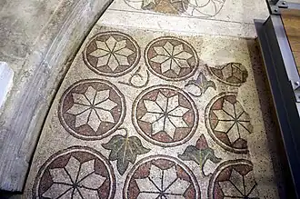 Cercles ornés d'étoiles à huit branches et feuilles de vigne.