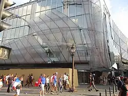 Façade du Publicis Drugstore protégée durant le mouvement des Gilets Jaunes (2018).