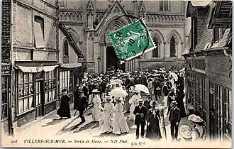 Sortie de messe, vers 1910.