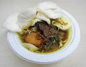 Bawang goreng sur une soto banjar, spécialité de la ville de Banjarmasin : bouillon épicé et vermicelles de riz, lontong (riz compressé), perkedel, du poumon de bœuf frit, de l'œuf, du krupuk.