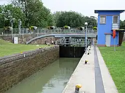 Écluse sur le canal de la Marne au Rhin.