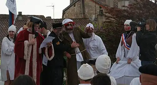 Le procureur général prononce la sentence du condamné sur une estrade. Le gendarme maintient Bufador.