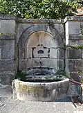 Une ancienne fontaine.
