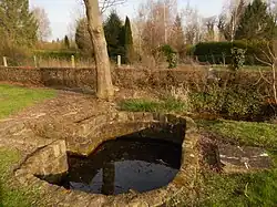 Source de la l'irette en face de la place près des étangs.