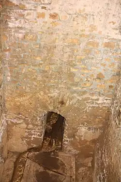 Source captée dans un tunnel de briques.