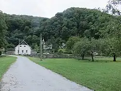 Château d'Arcier et ancien bassin.