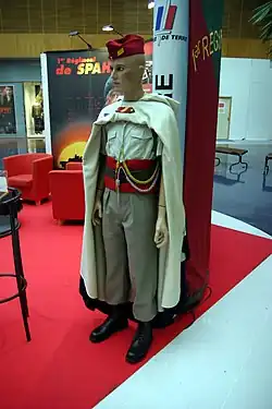 Tenue de défilé du 1er&nbsp;régiment de Spahis.