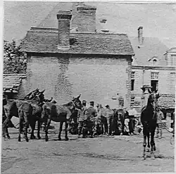 Spahis dans la cour du château.
