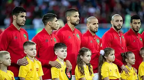 Belhanda (premier à droite) lors de l'hymne nationale du Maroc en Coupe du monde 2018.