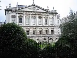 Façade d'un palais de style néo-classique.