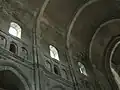 Faux triforium composé de triple arcature (aveugle et ajourée) par travée, cathédrale d'Autun.