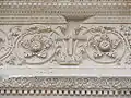 Détail du portail: rinceau en relief