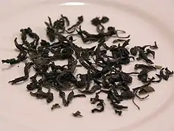 Description de l'image Spring_pouchong_tea_leaves_on_plate.jpg.