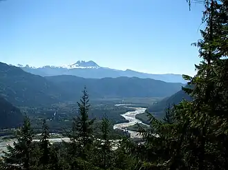 Vue de la vallée du fleuve Squamish avec le mont Garibaldi en arrière-plan.