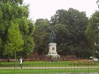 square et statue de Colbert.
