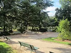 La fontaine vue de loin.