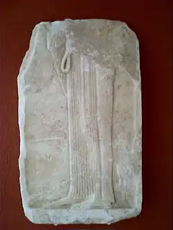 Partie inférieure d'une stèle (A1287) style sévère (490 - 480 av. J.-C.). Marbre de Paros.