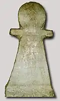 Stèle en forme de signe de Tanit avec signe de la bouteille.