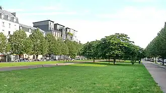 La dalle réalisée au-dessus de l'autoroute A1 a permis la création d'une promenade plantée (jardin ouvert), qui permet d'unir les deux rives de l'avenue du Président-Wilson et de permettre la rénovation profonde de ce quartier.