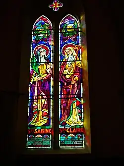 Vitrail de l'église de l’Invention, représentant Ste Claire et Ste Sabine