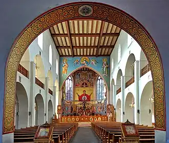 L'intérieur d'une église ornée de fresques orthodoxes.