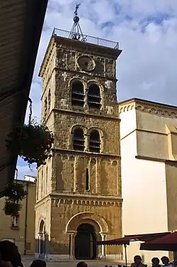 Le clocher néo-roman de l'église Saint-Jean-Baptiste.