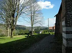 Larris en arrière-plan.