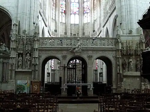 Jubé ouvert à trois arcades de l'église de Saint-Florentin.