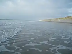 Des kilomètres de plage de sable fin accessible après avoir parcouru un sentier de près de 4&nbsp;km.