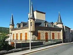 Castel du XIXe&nbsp;siècle dans le bourg.