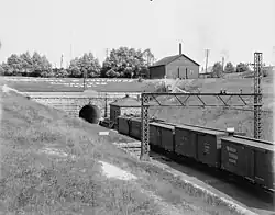 Un train entrant le tunnel (de la période 1900-1915), tiré par des locomotives électriques