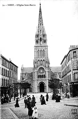 Église Saint-Martin au début du XXe&nbsp;siècle vue de l'actuelle rue Jean-Jaurès