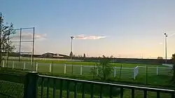 Terrain de football en pelouse synthétique.