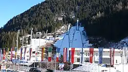 Deux tremplins de saut à ski vue de face