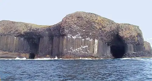 Grotte vue de la mer