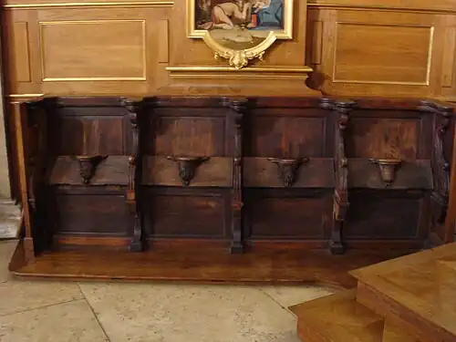 Une des deux rangées de quatre stalles, de style classique, du chœur; ces stalles se trouvent en fait dans l'abside, entourant la cathèdre.