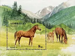 Timbre postal à motif de chevaux roux dans un paysage de montagne