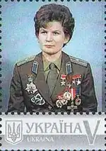 Timbre comportant une femme blanche au regard sérieux, posée en tenue militaire avec plusieurs médailles sur son uniforme