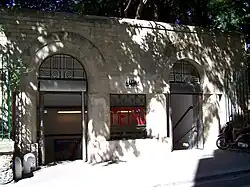 Édicule particulier, rue de Navarre.