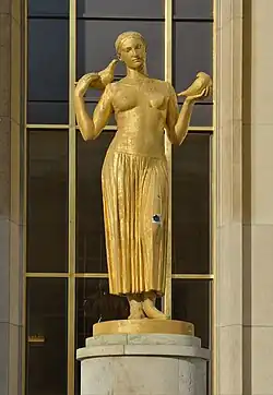 La Jeunesse (1937), Paris, parvis du palais de Chaillot.