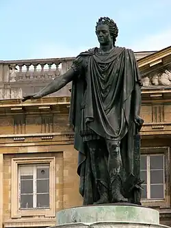 Détail du monument : statue sommitale de Louis XV en empereur romain, par Pierre Cartellier.