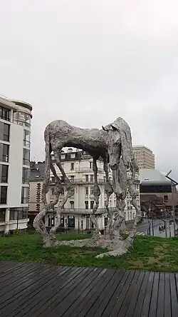 Statue du cheval légendaire Morvarc'h, par le sculpteur Brestois Jean-Marie Appriou, aluminium, parvis nord de la gare de Rennes, Bretagne, France.