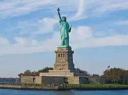 La statue de la Liberté de New York (1886) avec sa couronne radiée.